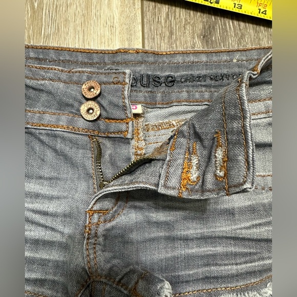 🛍️ Dollhouse gray jean shorts excellent condition. - Picture 5 of 8